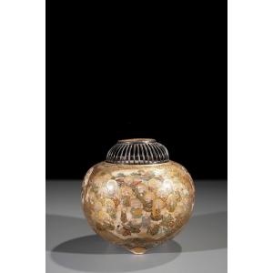 Koro Satsuma di forma globulare con figure buddhiste 