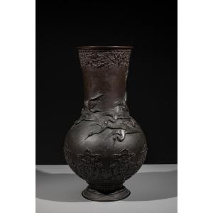 Vaso in bronzo con gru in volo a rilievo, firmato Miyao