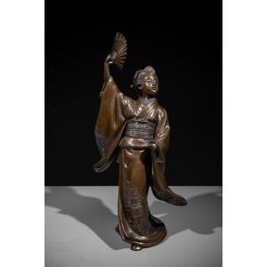 Okimono in bronzo raffigurante una danzatrice con ventaglio 