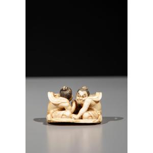Netsuke in avorio con Raijin e Fujin su sandalo