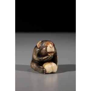 Netsuke in avorio raffigurante una scimmia con frutto 