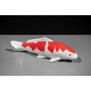 Okimono in porcellana raffigurante una carpa koi modellata con linee morbide e una resa accurat