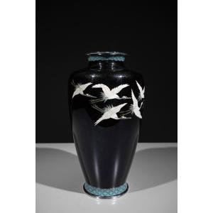 Vaso cloisonné raffigurante un gruppo di gru della Manciuria in volo 