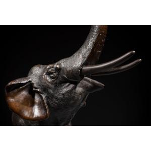 Okimono in bronzo raffigurante un elefante con la proboscide sollevata, firmato Gyokusui 