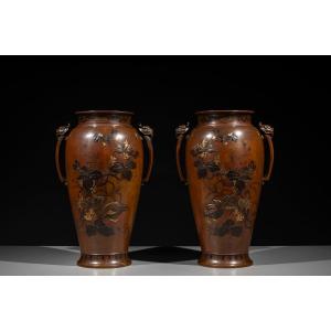 Coppia di vasi in bronzo con quaglie e chidori tra piante e fiori