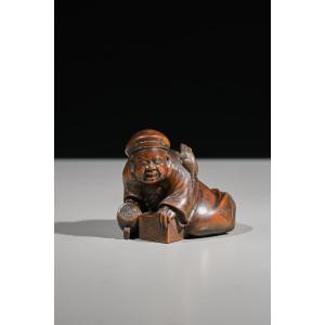 Okimono in legno di bosso raffigurante Daikokuten con topolino 