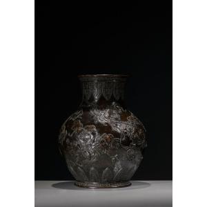 Vaso in bronzo patinato con vite e insetti a rilievo, firmato Sessei