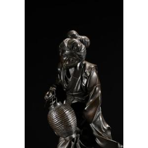 Okimono in bronzo della Scuola di Tokyo raffigurante una geisha in cammino, firmato Genryusai S