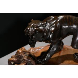 Scultura in bronzo patinato raffigurante una tigre, firmato Maruki Sei