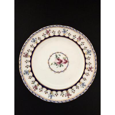 Assiette En Porcelaine Tendre De Sèvres XVIIIème Siècle
