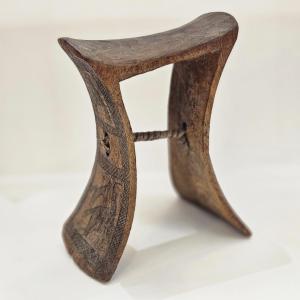 Turkana Kenyan Neck Rest With Giraffe Decor