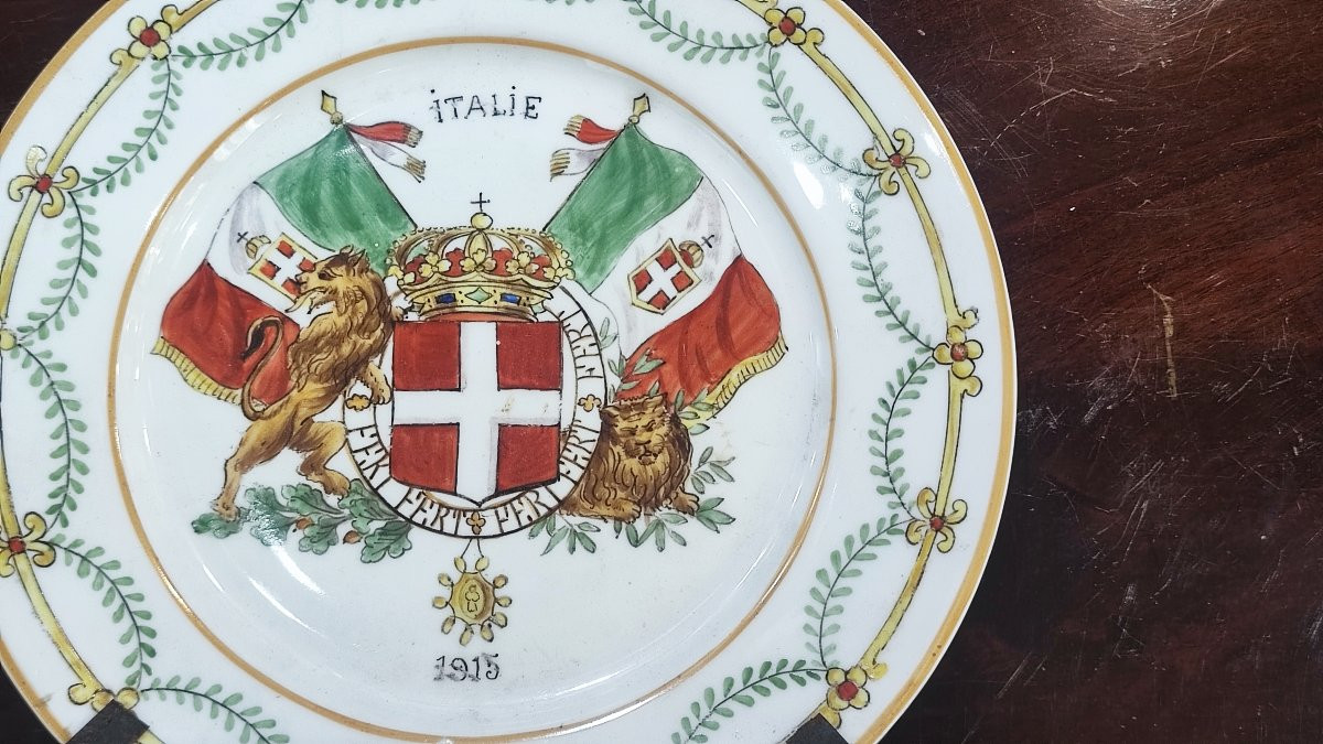 Coppia di piatti in porcellana dipinta con  gli stemmi dei Savoia e del Montenegro -photo-3