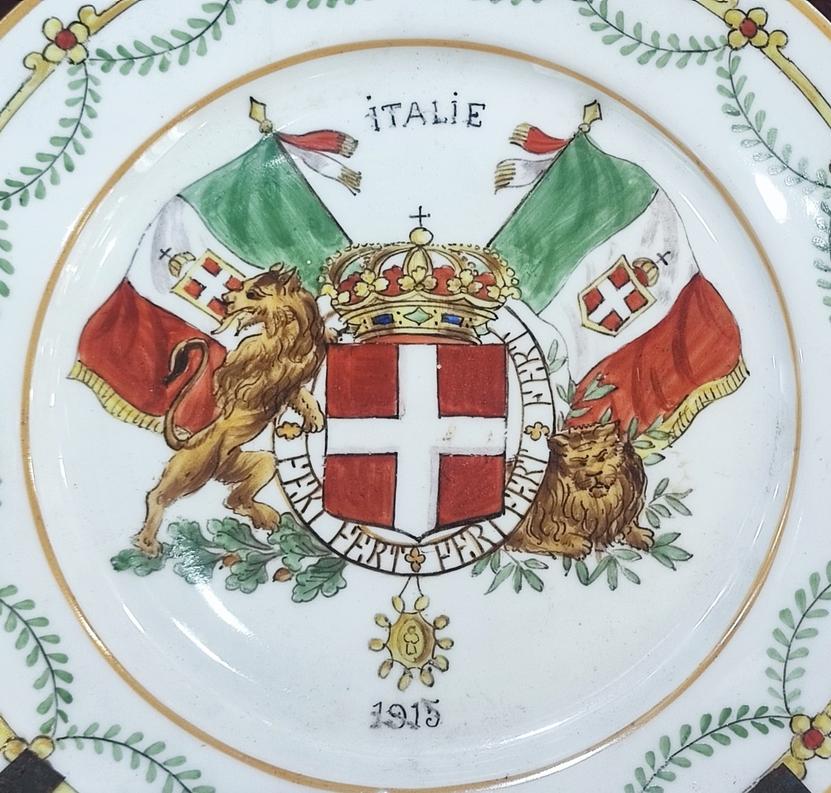 Coppia di piatti in porcellana dipinta con  gli stemmi dei Savoia e del Montenegro -photo-2