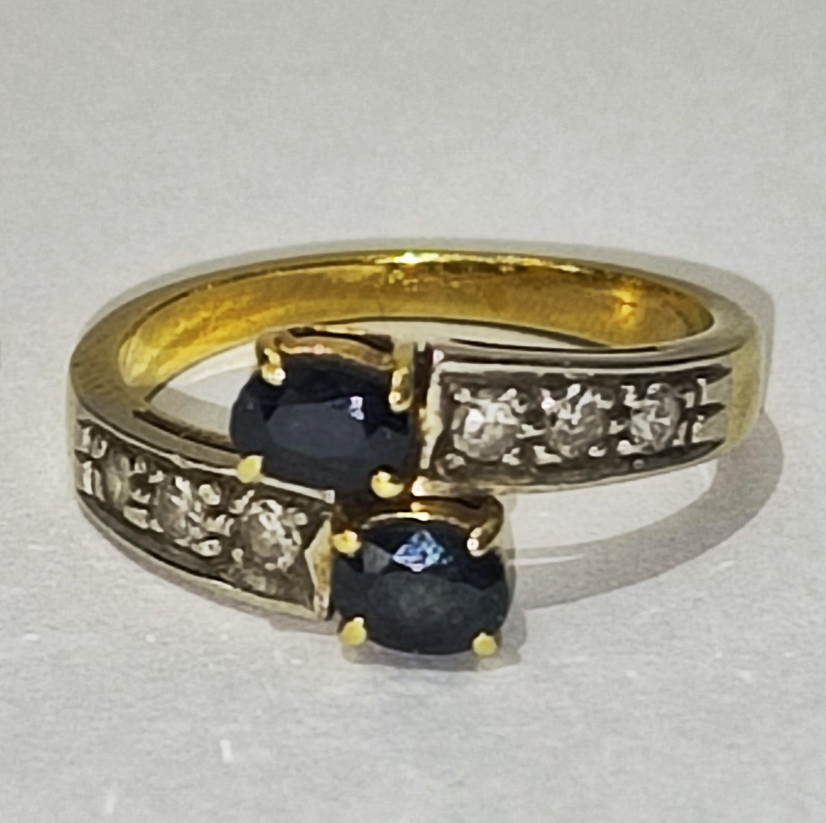 Anello in oro con zaffiri e diamanti 
