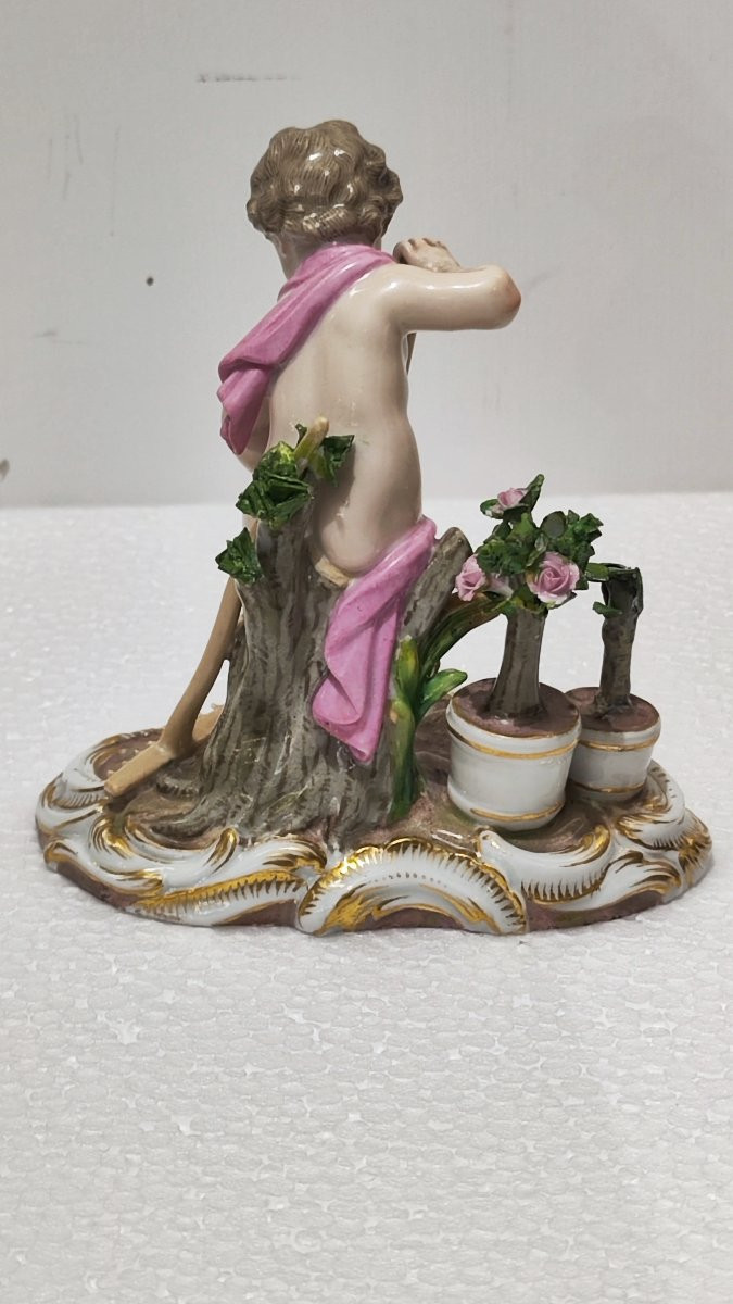 Statuina con putto in porcellana di Meissen del XIX secolo -photo-3