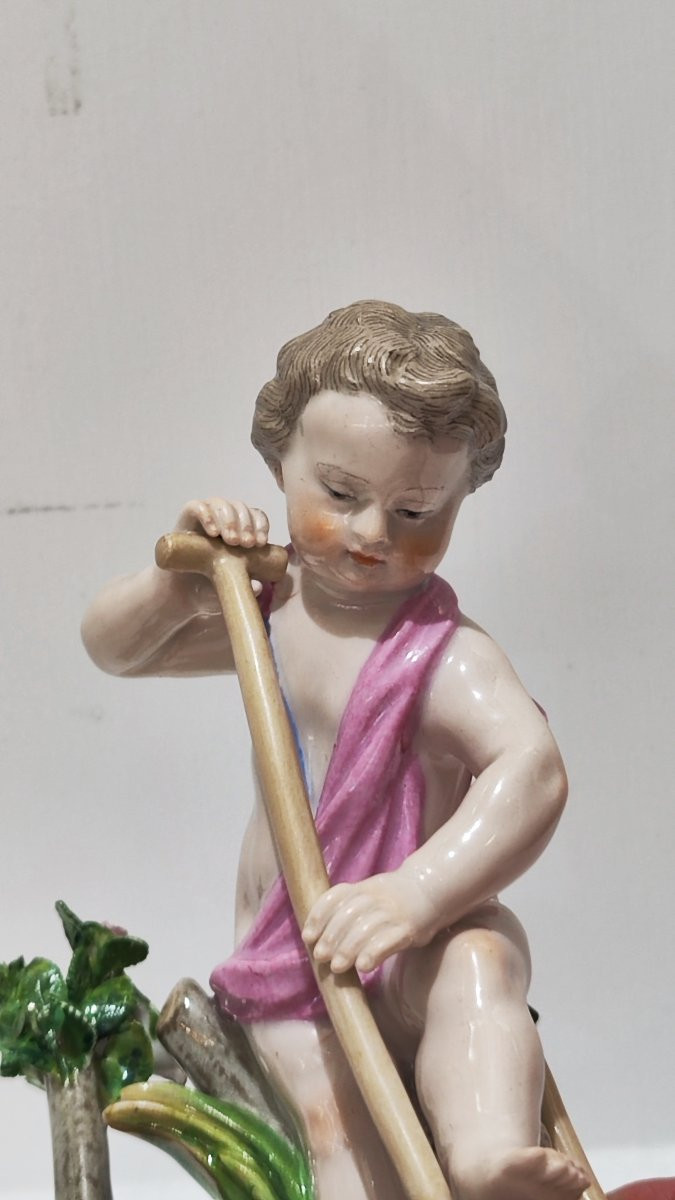 Statuina con putto in porcellana di Meissen del XIX secolo -photo-4