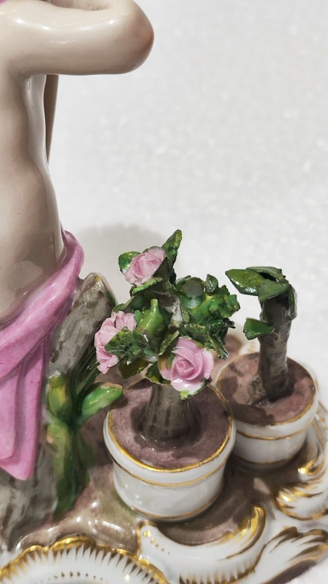Statuina con putto in porcellana di Meissen del XIX secolo -photo-1