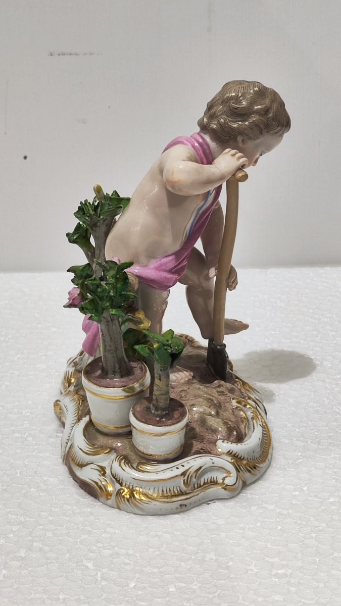 Statuina con putto in porcellana di Meissen del XIX secolo -photo-3