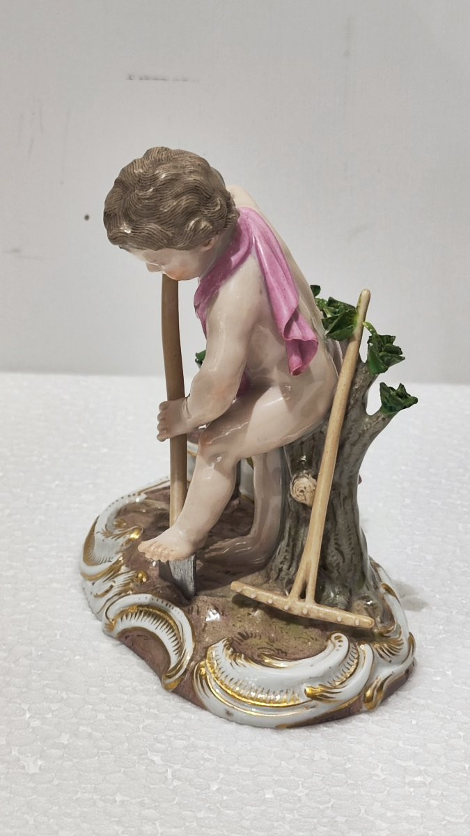 Statuina con putto in porcellana di Meissen del XIX secolo -photo-4