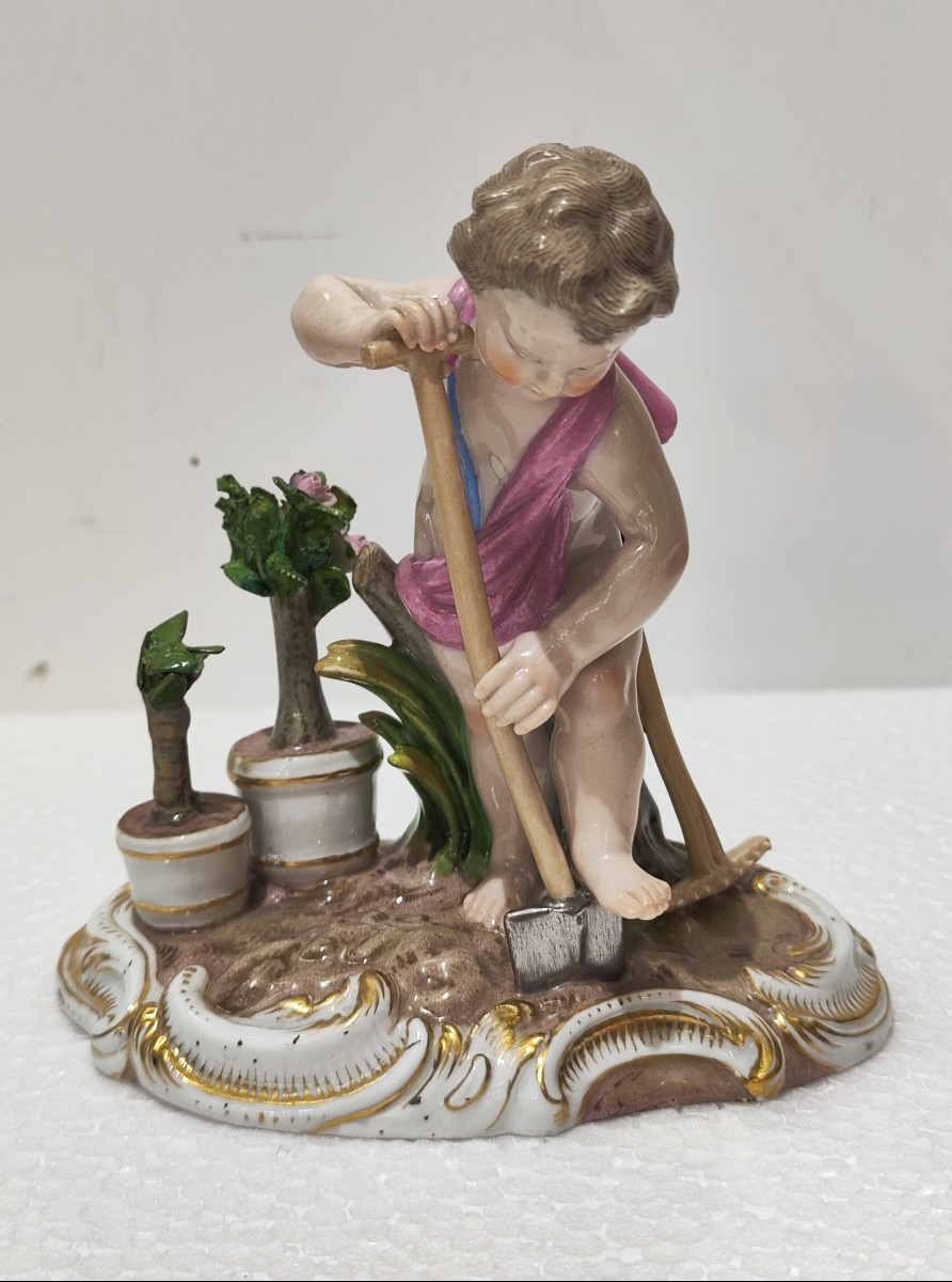 Statuina con putto in porcellana di Meissen del XIX secolo 
