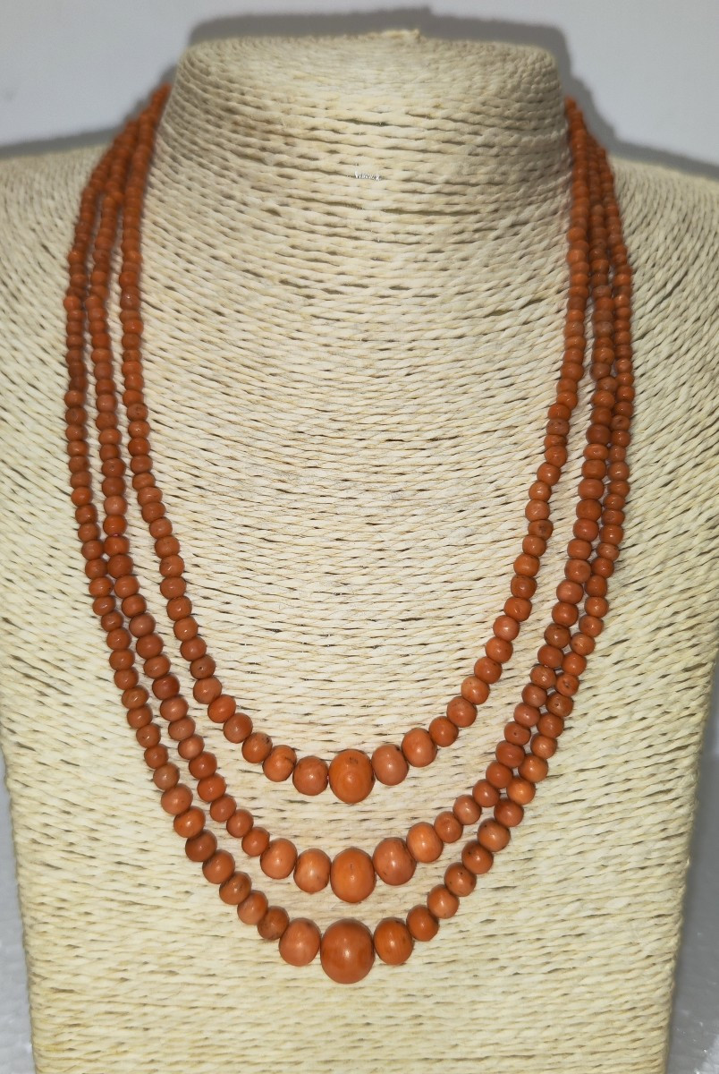 Collana di Sciacca a tre fili risalente alla fine del XIX secolo 
