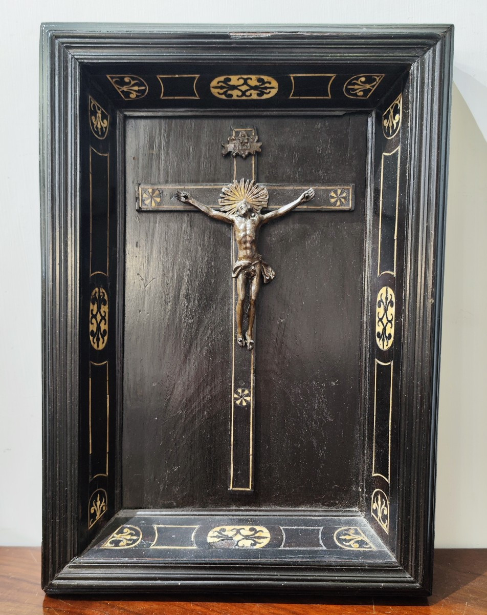 Cristo in bronzo in cornice in legno del XVII secolo