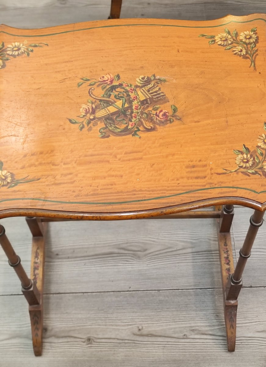 Set di tavolini in satinwood dipinto del XIX secolo-photo-4