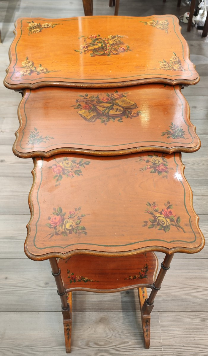 Set di tavolini in satinwood dipinto del XIX secolo
