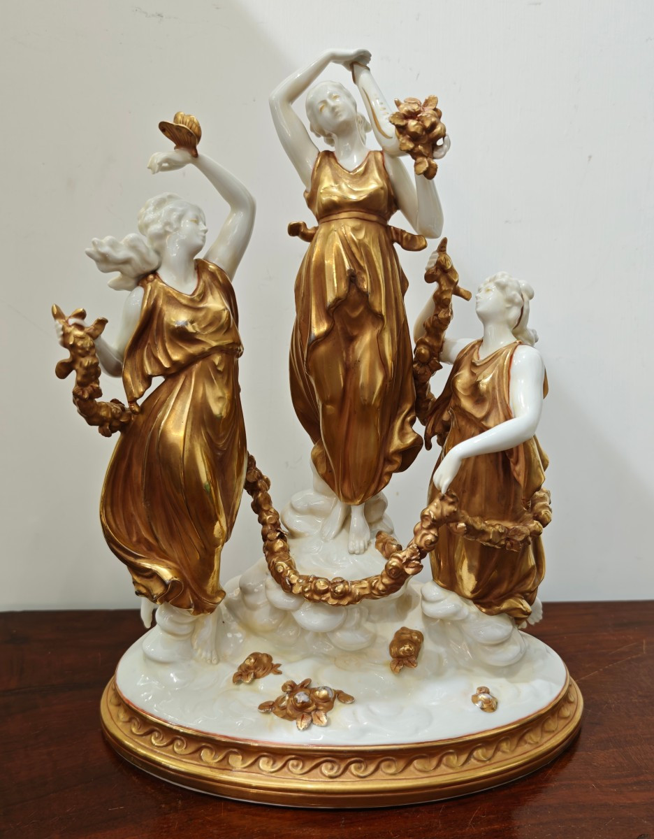 Importante Gruppo Scultoreo "Trionfo dell'Abbondanza" in Porcellana Bianca e Oro 