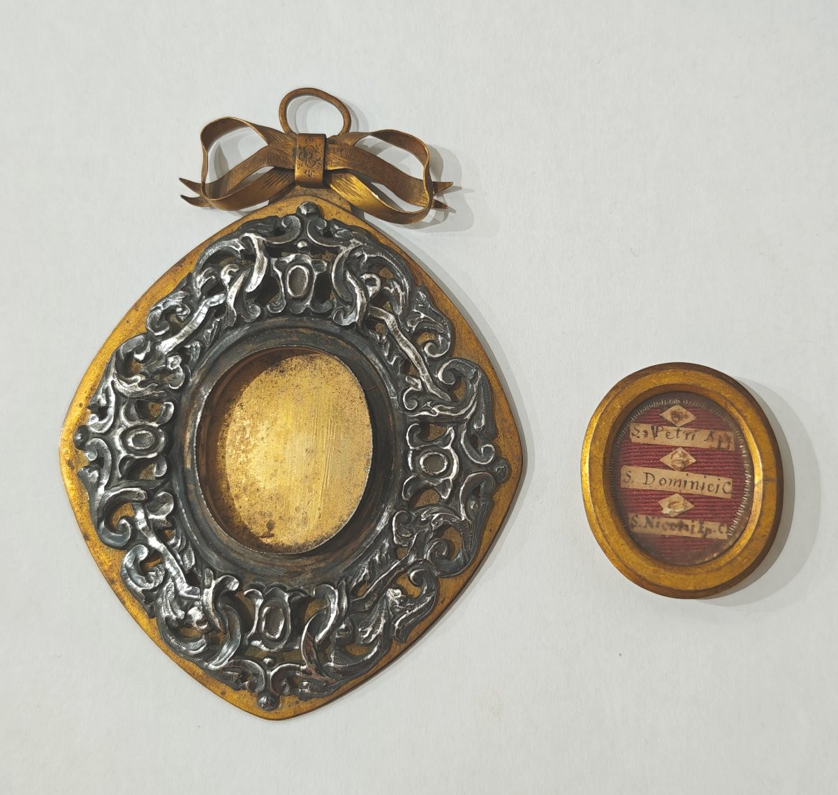 Antico reliquiario ovale in bronzo dorato e argento  Stato Pontificio Roma XIX secolo -photo-1