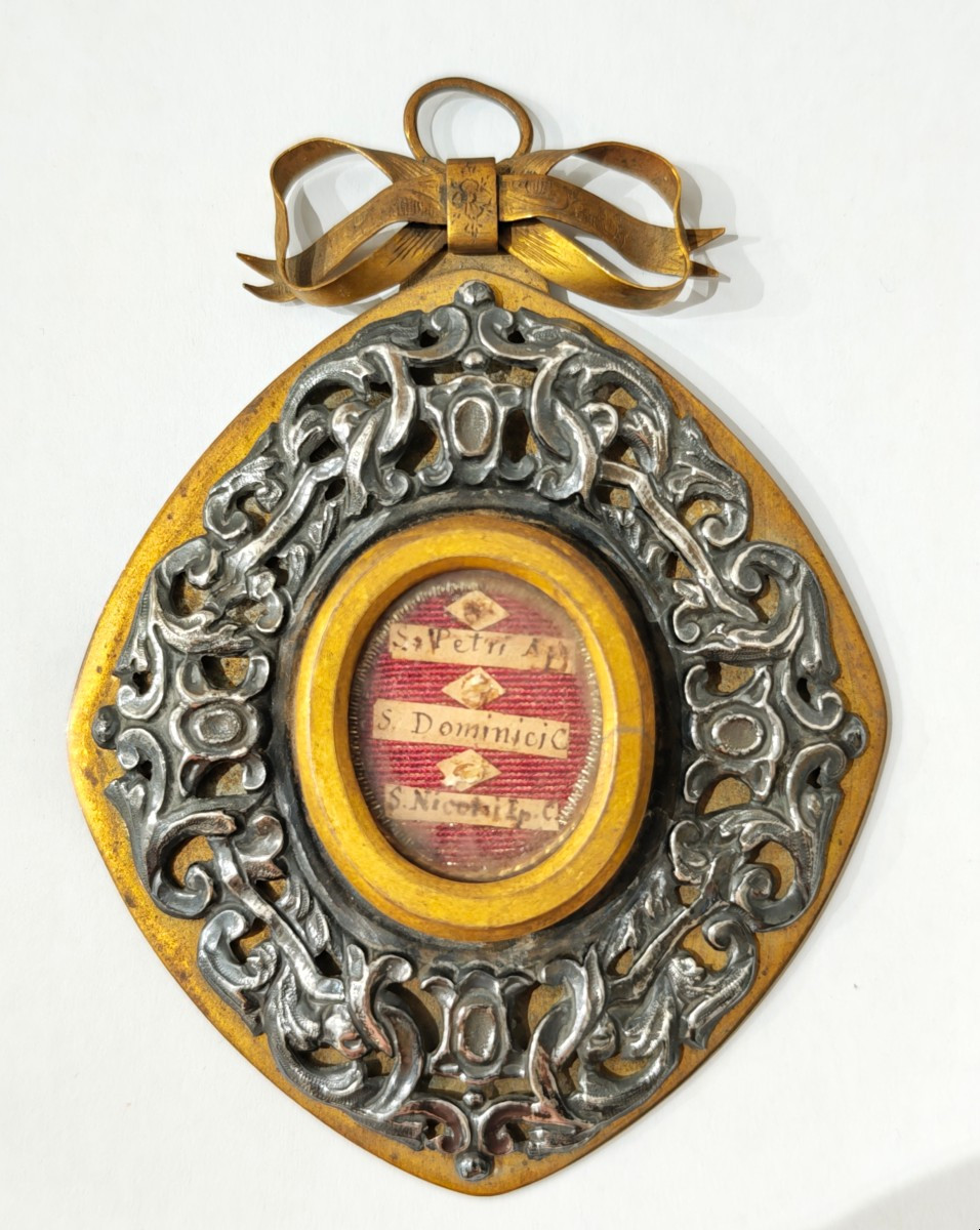 Antico reliquiario ovale in bronzo dorato e argento  Stato Pontificio Roma XIX secolo 