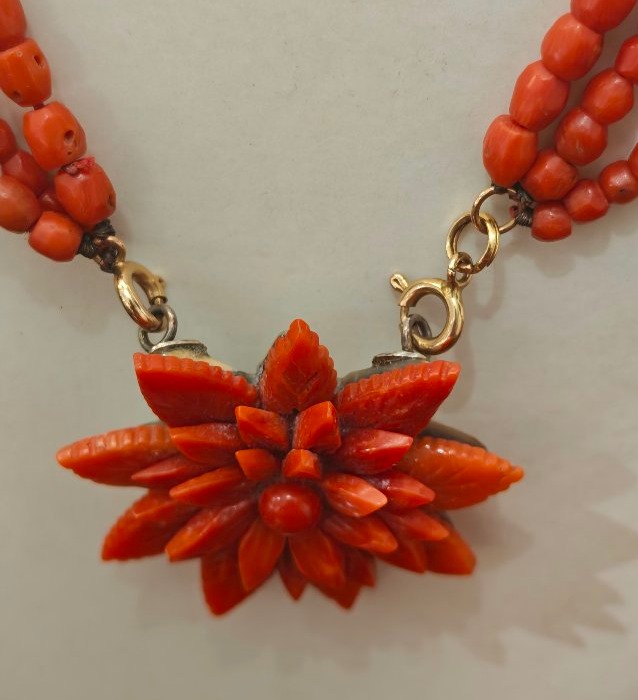 Collana a tre fili in corallo del Mediterraneo e Oro 18k-photo-3