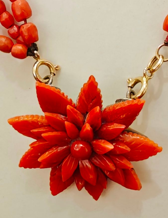 Collana a tre fili in corallo del Mediterraneo e Oro 18k-photo-1