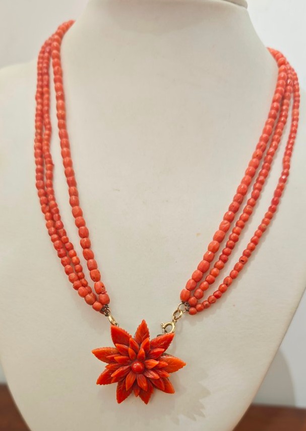 Collana a tre fili in corallo del Mediterraneo e Oro 18k