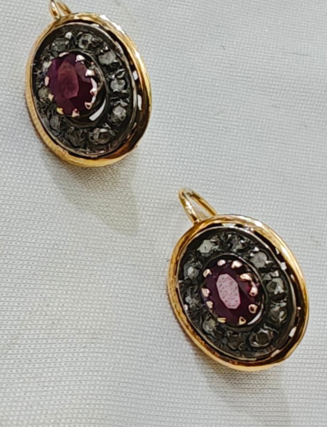 Orecchini vintage in oro 18k con  rubini e rose di diamanti -photo-2
