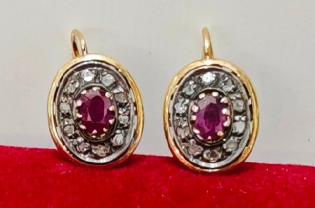 Orecchini vintage in oro 18k con  rubini e rose di diamanti 