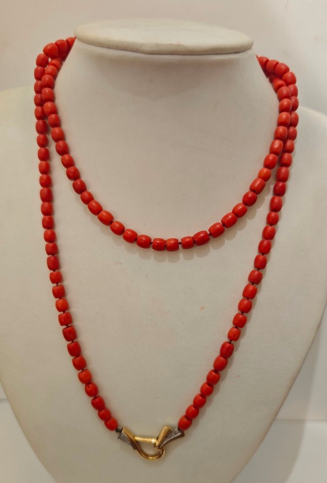 Importante collana in corallo del Mediterraneo del XIX secolo chiusura in oro 18 kt e diamanti 
