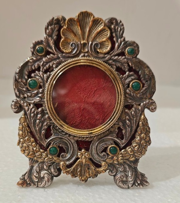 Elegante cornice in argento vermeil e pietre dure 