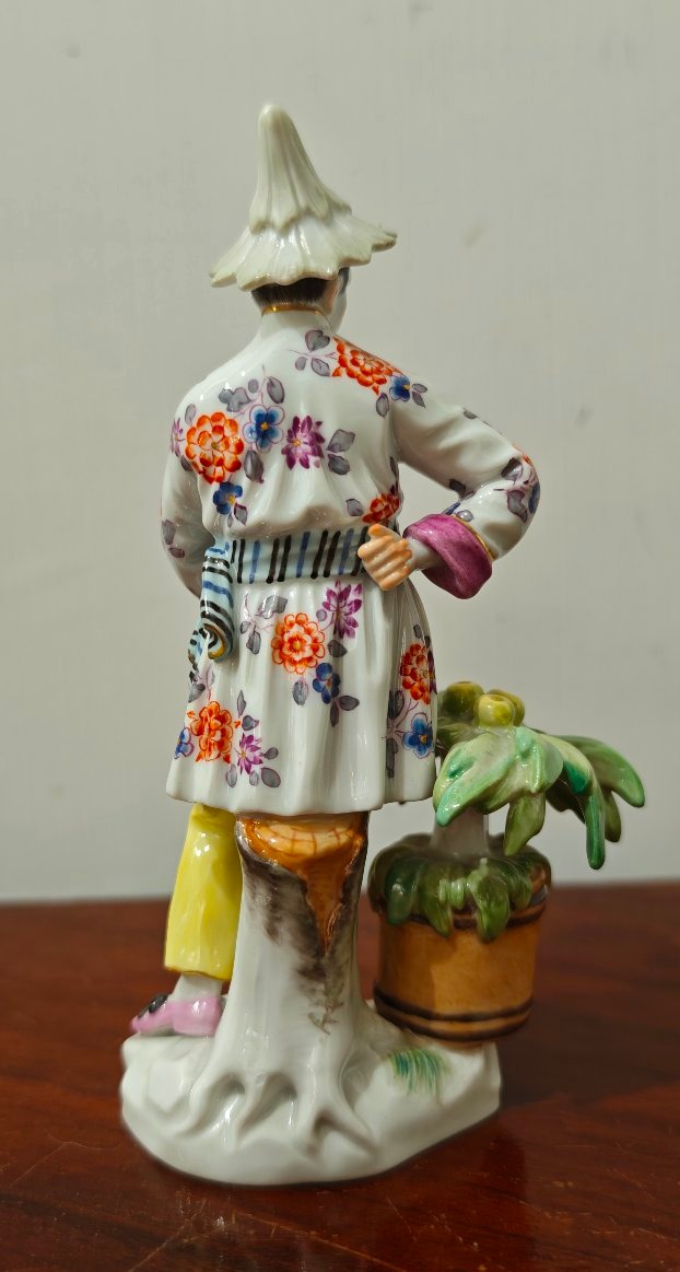 Statuetta in porcellana di Meissen "Giapponese con vaso"-photo-2