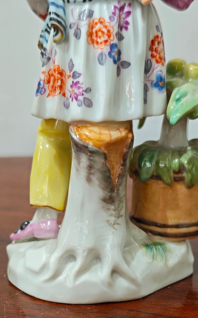 Statuetta in porcellana di Meissen "Giapponese con vaso"-photo-1
