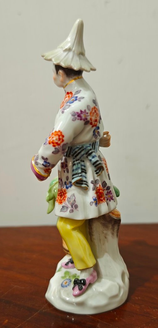 Statuetta in porcellana di Meissen "Giapponese con vaso"-photo-2