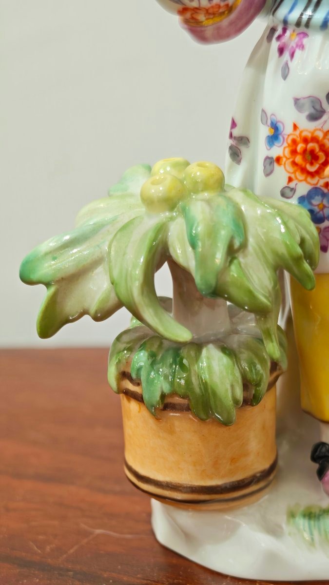Statuetta in porcellana di Meissen "Giapponese con vaso"-photo-3