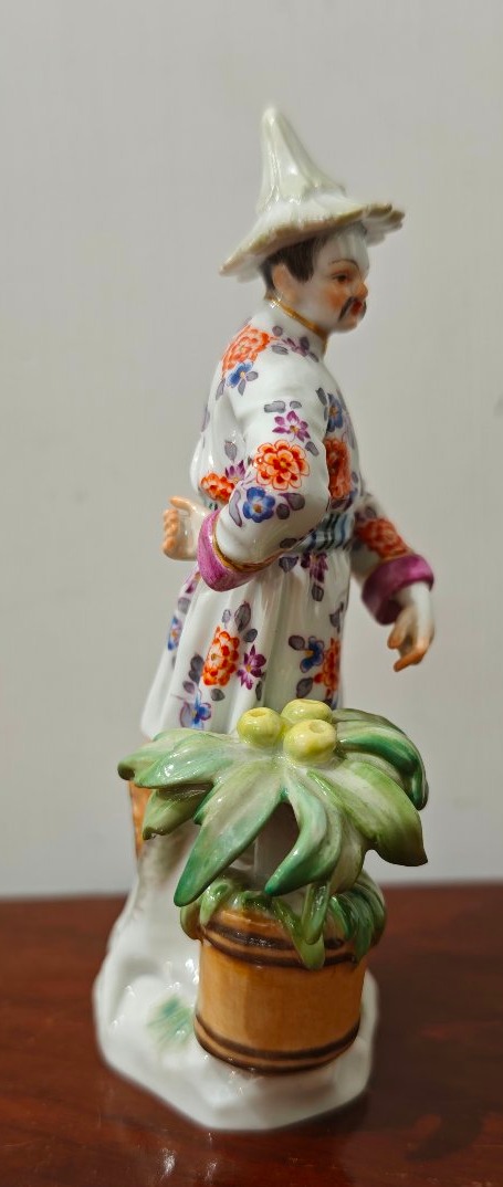 Statuetta in porcellana di Meissen "Giapponese con vaso"-photo-4