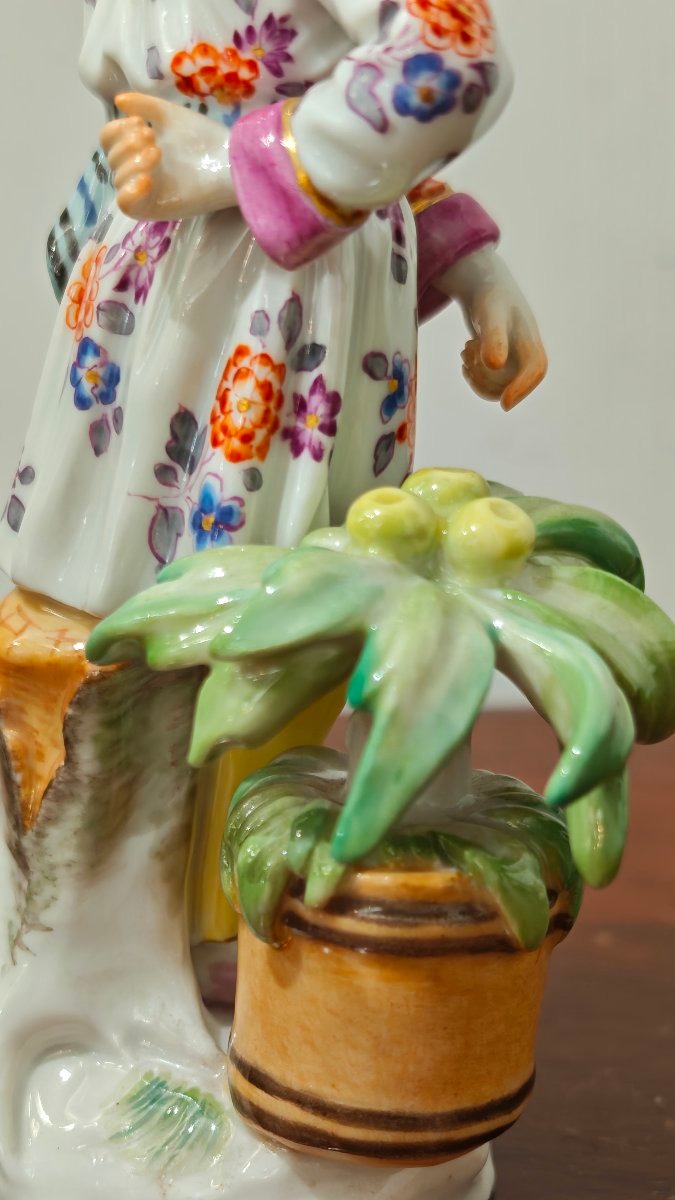 Statuetta in porcellana di Meissen "Giapponese con vaso"-photo-5