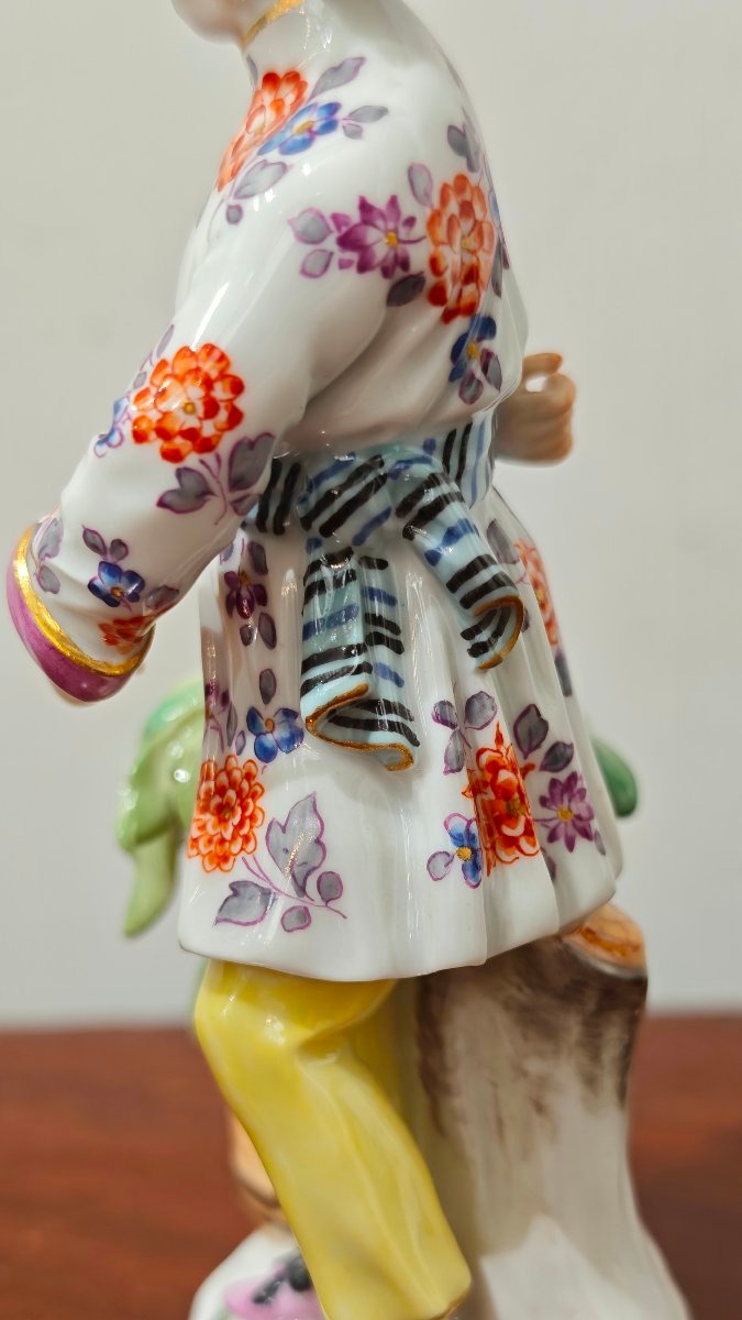 Statuetta in porcellana di Meissen "Giapponese con vaso"-photo-6
