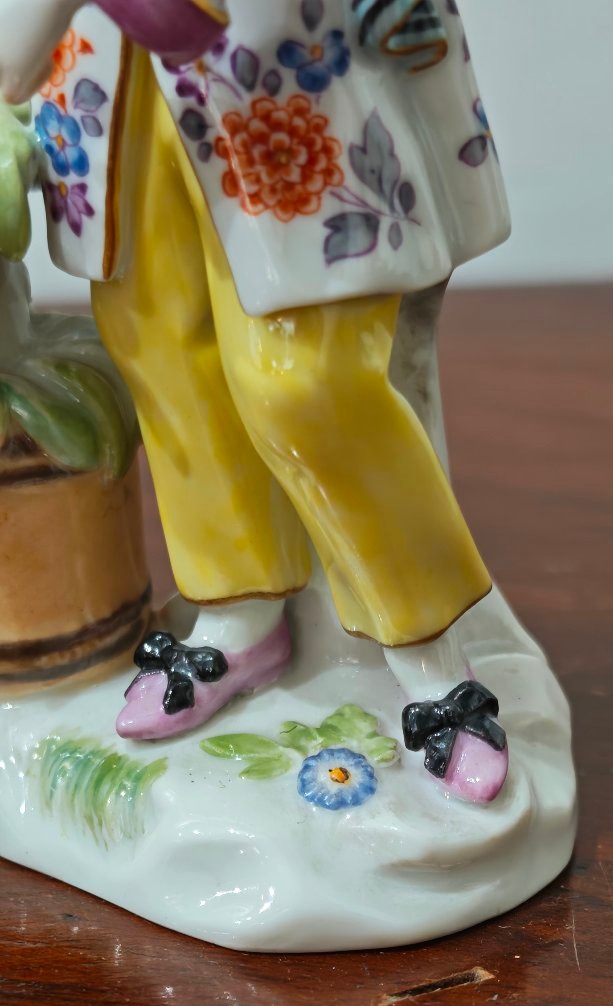 Statuetta in porcellana di Meissen "Giapponese con vaso"-photo-7