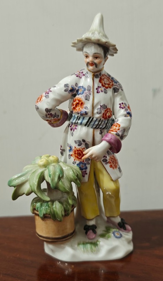 Statuetta in porcellana di Meissen "Giapponese con vaso"