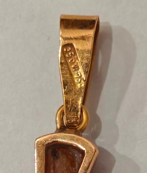 Croce pendente gioiello in oro 18k e corallo rosso -photo-3