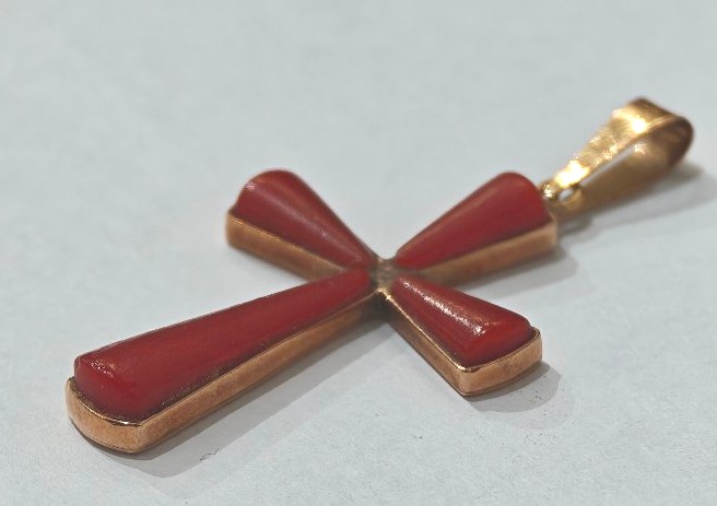 Croce pendente gioiello in oro 18k e corallo rosso -photo-4