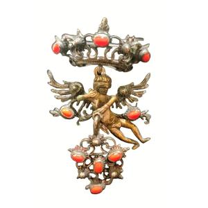 Angelo pendente spilla in argento e corallo 